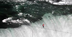 Un equilibrista cruza las cataratas del Niágara sin arnés de seguridad