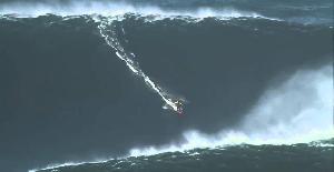 Garrett McNamara surfea la mayor ola del mundo